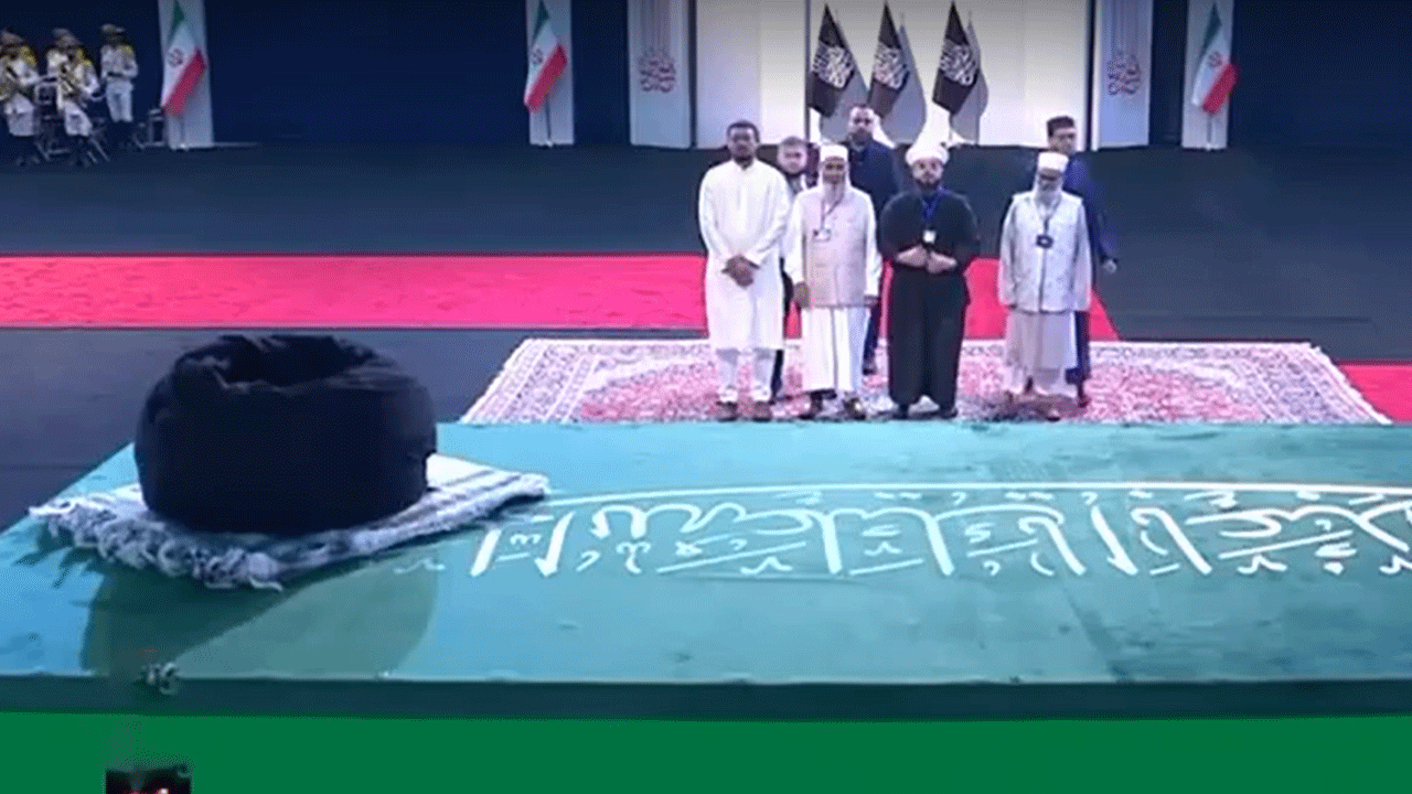 আলী খামেনির মরদেহে শ্রদ্ধা জানালেন নাসীরুদ্দীন পাটওয়ারী