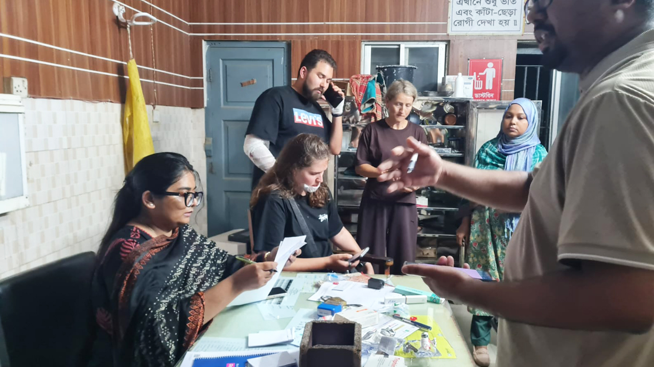 দুর্ঘটনায় ৮ রুশ নাগরিকসহ ১২ জন আহত হয়েছেন। ছবি: এশিয়া পোস্ট