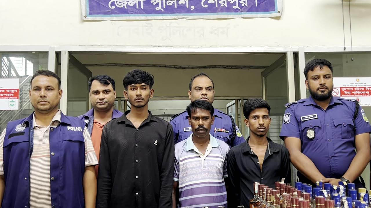 শেরপুরে পিকআপভর্তি ভারতীয় মদসহ আটক তিন