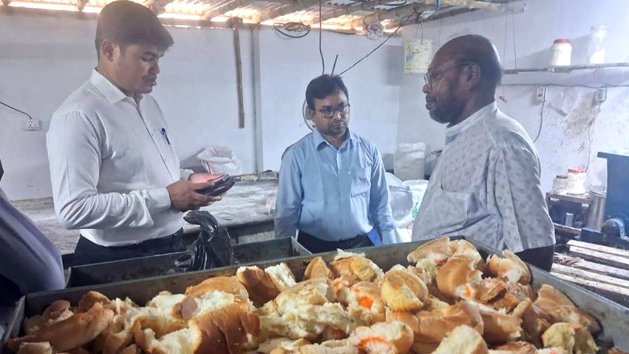 মেয়াদোত্তীর্ণ বিস্কুট-পাউরুটি দিয়ে পণ্য তৈরি, বেকারিকে লাখ টাকা জরিমানা 