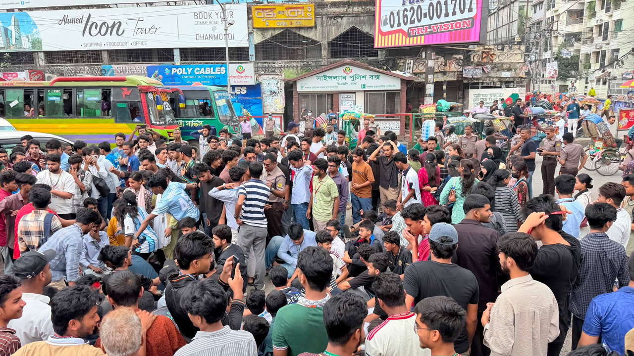 শিক্ষামন্ত্রীর পদত্যাগের দাবিতে সায়েন্স ল্যাব মোড় অবরোধ 
