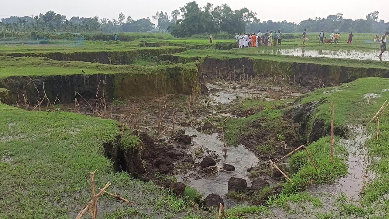 উজানের ঢলে বিলীন হচ্ছে শত শত বিঘা কৃষিজমি 