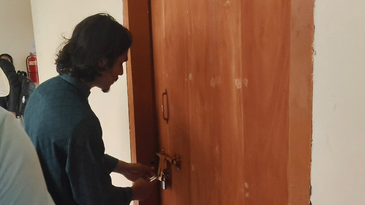 কুবির আইন বিভাগে শিক্ষার্থীদের তালা, ৬ দফা দাবি