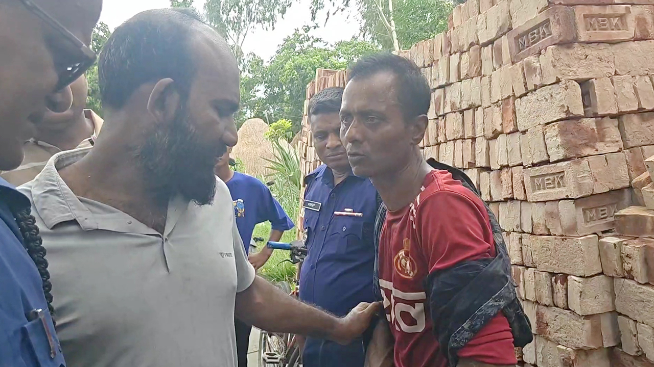 স্কুলশিক্ষার্থীকে শ্লীলতাহানির চেষ্টা, গণপিটুনি দিয়ে পুলিশে সোপর্দ