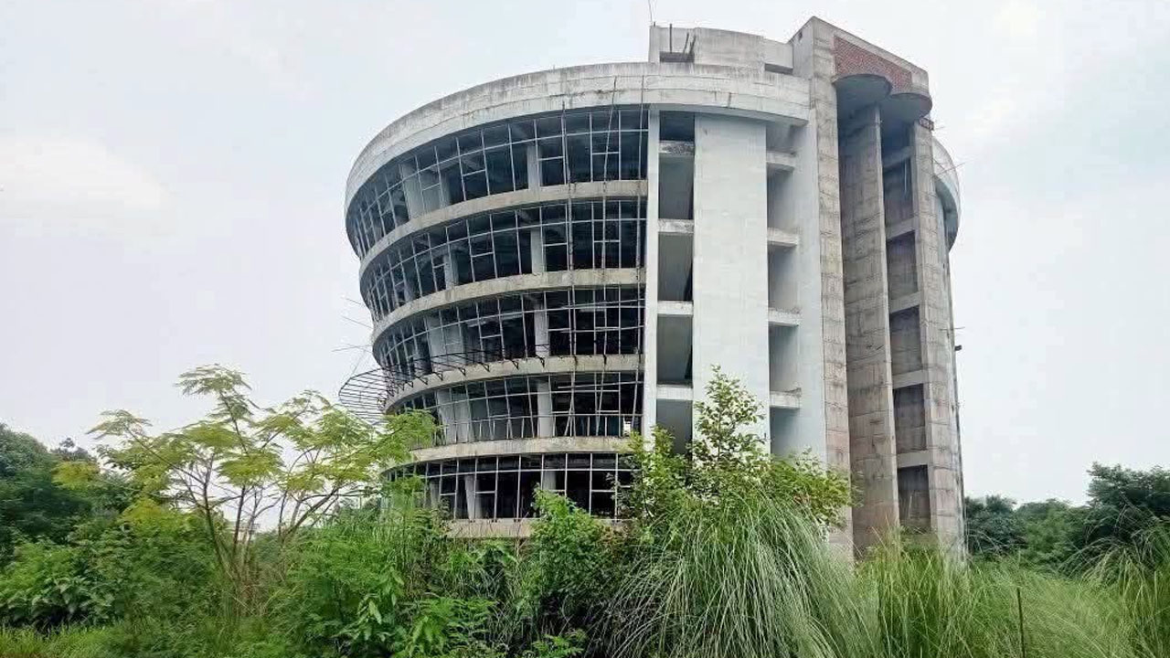 অবহেলায় নির্মাণাধীন মাগুরা আইটি পার্ক এখন অব্যবস্থাপনার প্রতীক। ছবি : সংগৃহীত