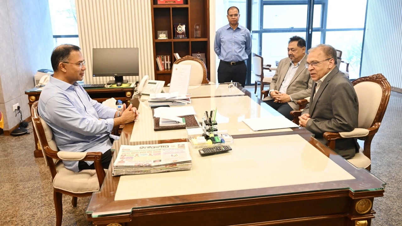 প্রধানমন্ত্রীর সঙ্গে টিআইবির নির্বাহী পরিচালকের সাক্ষাৎ