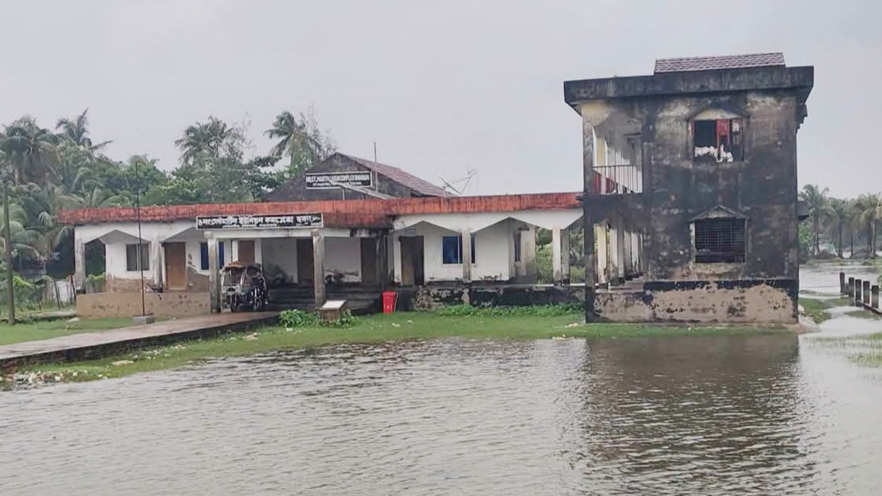 টানা বৃষ্টিতে সেন্টমার্টিনে জোয়ারের পানি বৃদ্ধি, আতঙ্কে দ্বীপবাসী