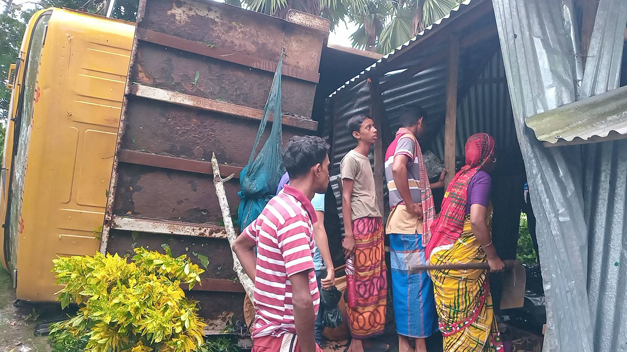 দুর্ঘটনাকবলিত পাথরবোঝাই ট্রাক। ছবি : এশিয়া পোস্ট