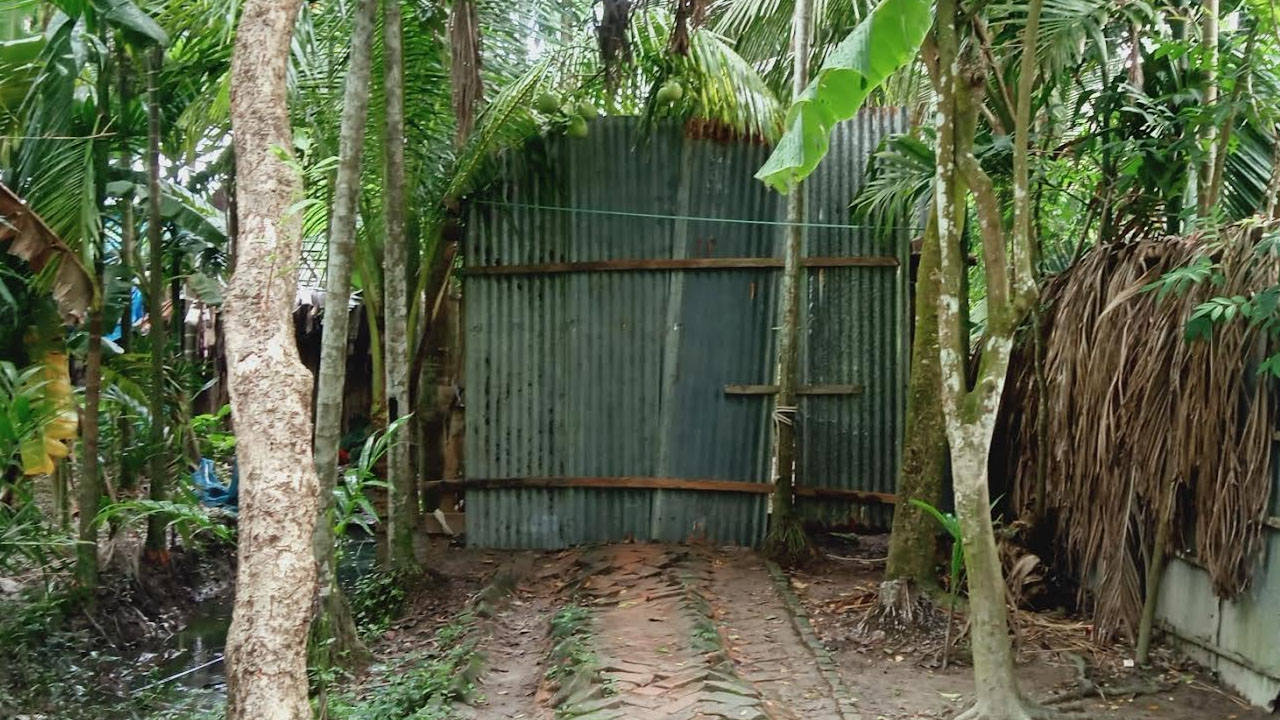 পিরোজপুরে সরকারি রাস্তায় টিনের বেড়া দিয়ে দখলের চেষ্টা