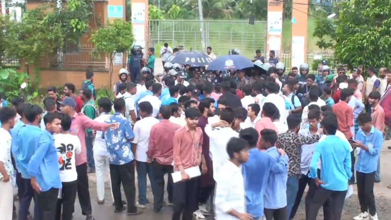 শিক্ষামন্ত্রীর পদত্যাগের দাবিতে বরিশালে বিক্ষোভ