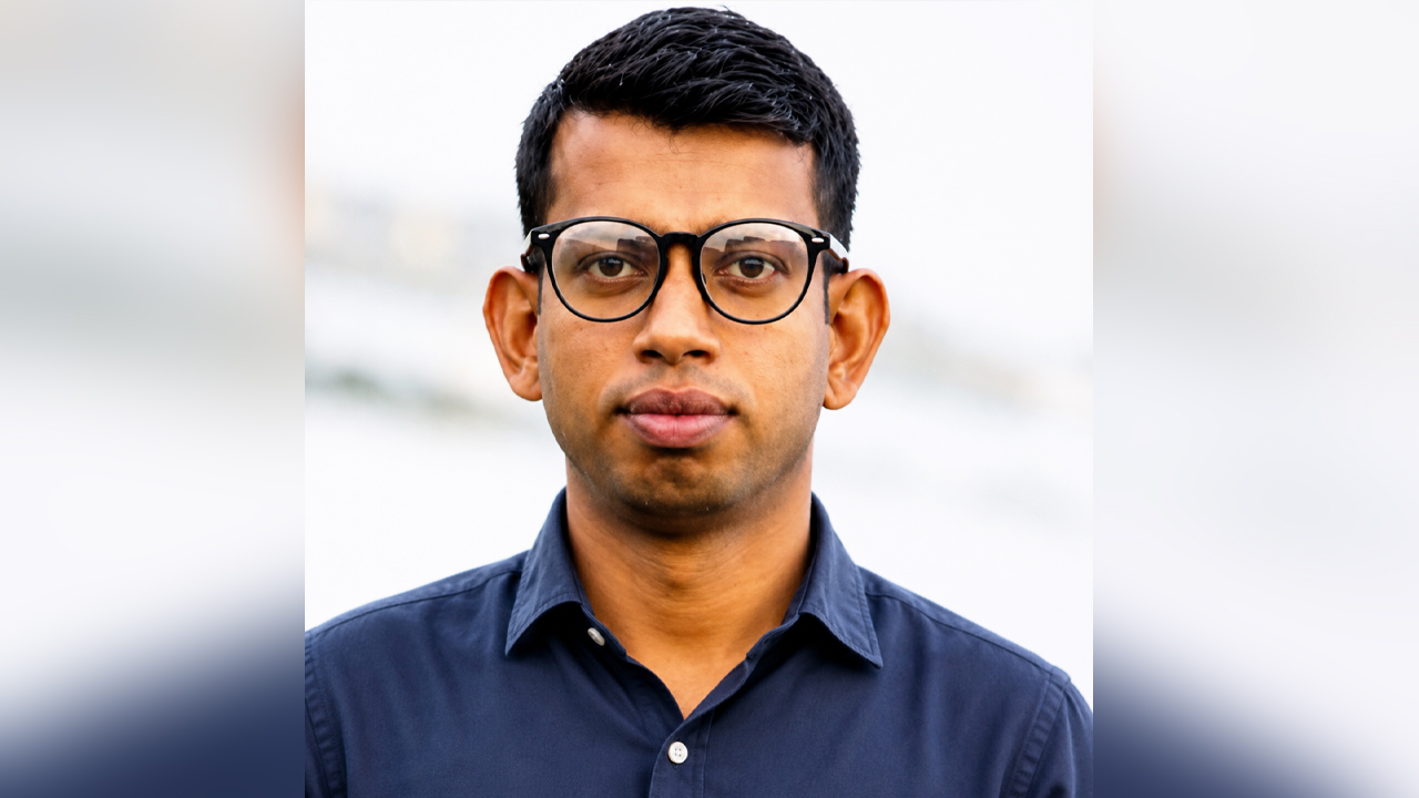 চলন্ত ট্রেনে ছোড়া পাথরে চোখ হারালেন আইনজীবী