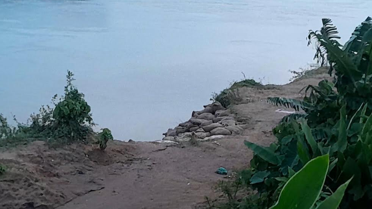গোমতীর স্রোতে ভাসছে কোটি টাকার জিও ব্যাগ