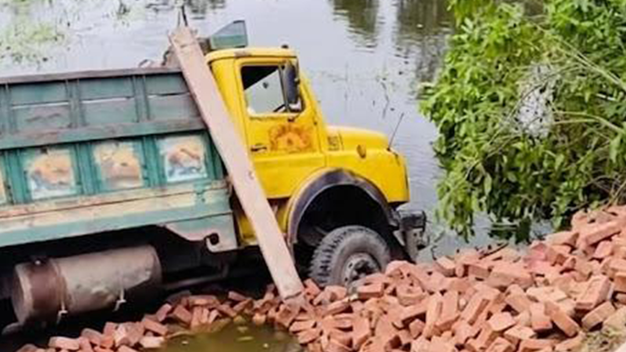 কসবায় ট্রাক উল্টে প্রাণ গেল ২ জনের
