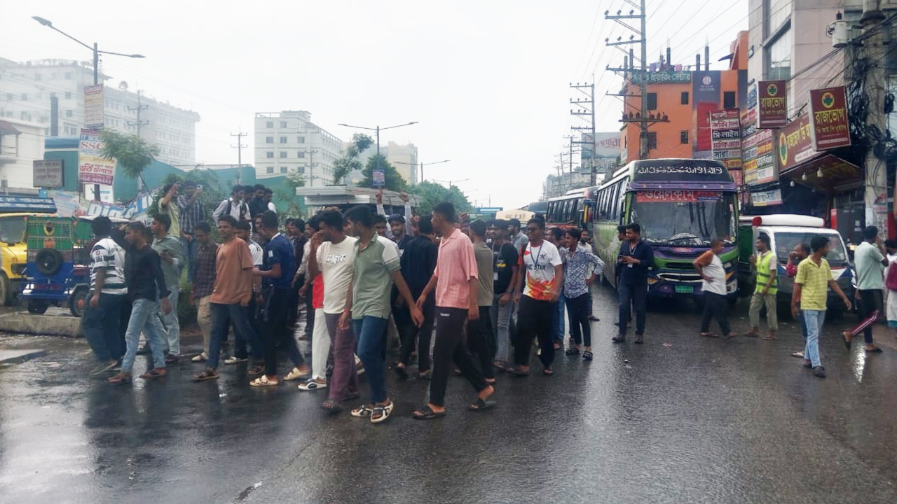 শিক্ষামন্ত্রীর পদত্যাগের দাবিতে সাভারে সড়ক অবরোধ