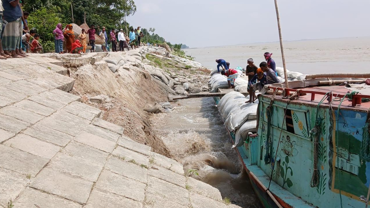কুড়িগ্রামে ৪৪৮ কোটি টাকার তীররক্ষা বাঁধে ধস