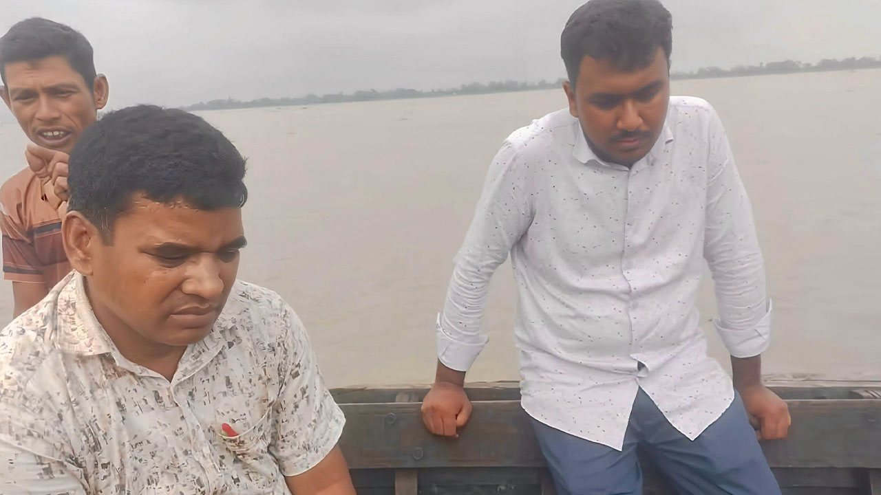 ব্রহ্মপুত্র নদে ব্র্যাক কর্মীদের পৌনে আট লাখ টাকা ডাকাতি