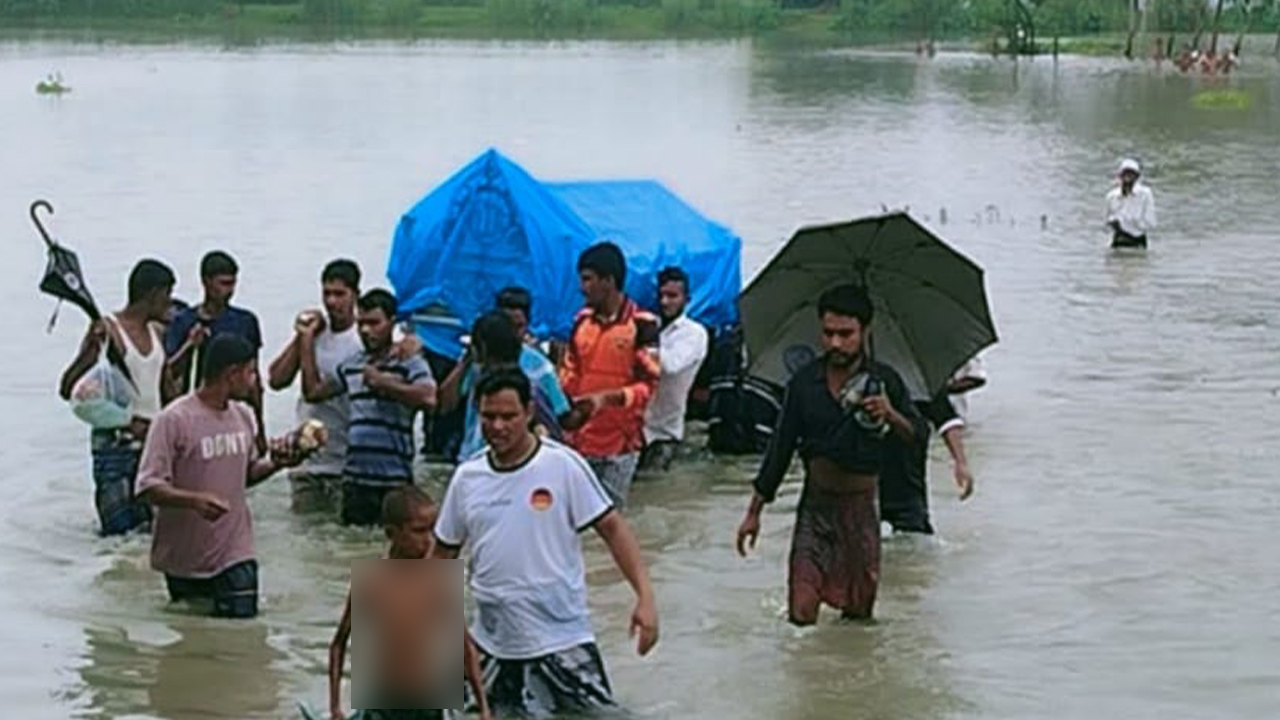 গলা পানি পেরিয়ে মায়ের মরদেহ কবরস্থানে নিলেন সন্তানেরা