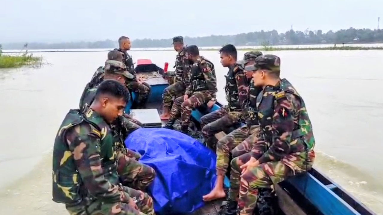 মহালছড়িতে নদীপথে চলছে সেনাবাহিনীর ভ্রাম্যমাণ চিকিৎসা। ছবি : এশিয়া পোস্ট