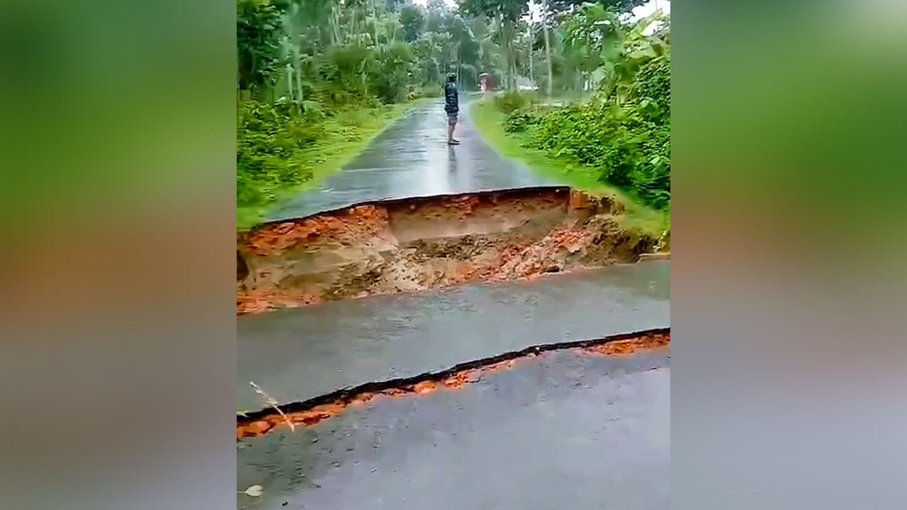 পানির চাপে ধসে গেল কালভার্ট, বিচ্ছিন্ন ২০ গ্রামের যোগাযোগ