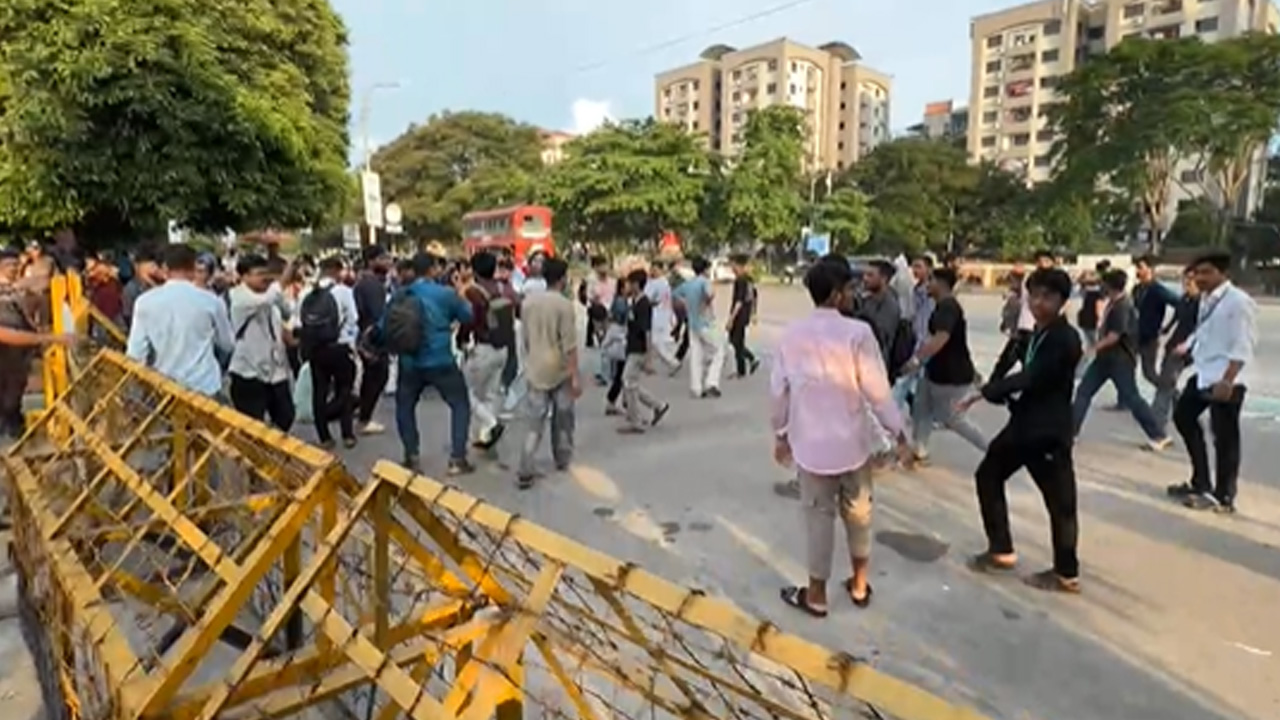 সংসদ ভবনের সামনে আন্দোলনরত শিক্ষার্থীরা