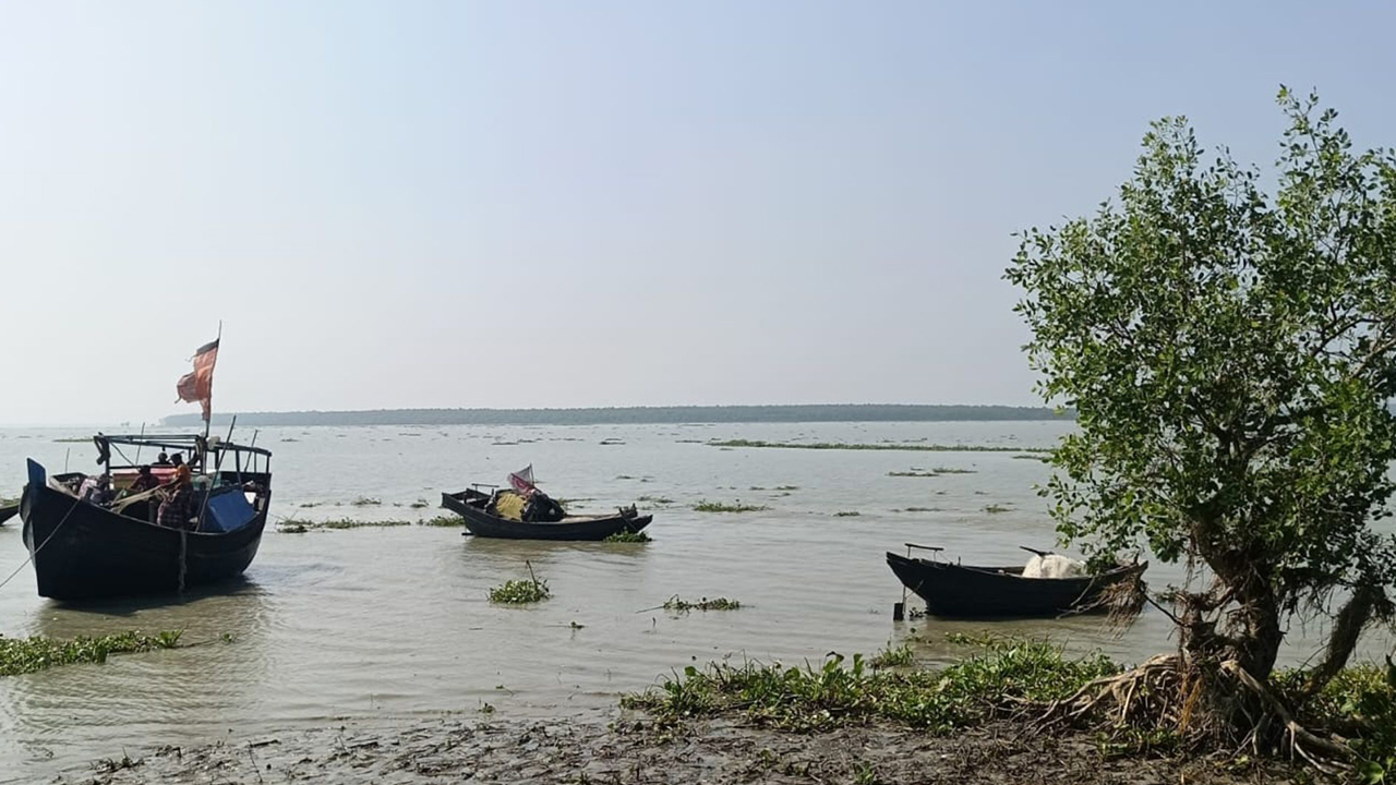 বলেশ্বর নদীতে ট্রলারডুবি, বন বিভাগের শ্রমিক নিখোঁজ