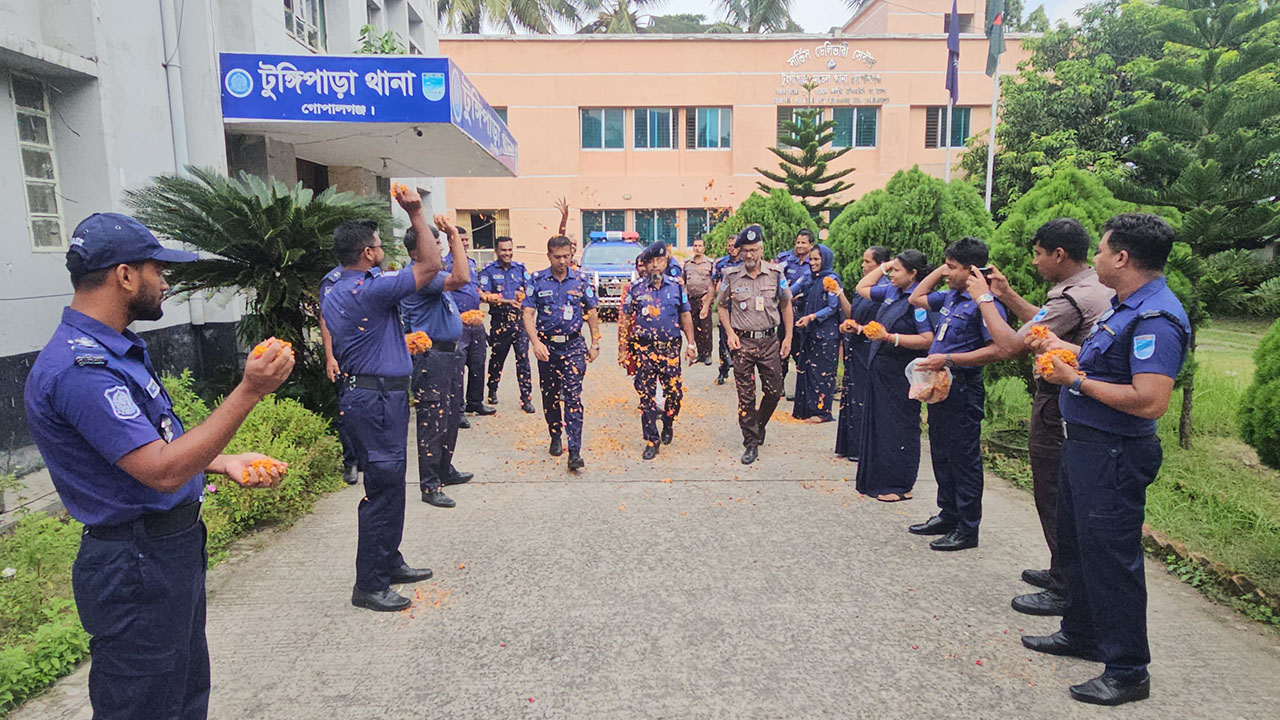 রাজকীয় বিদায়ে অবসরে গেলেন টুঙ্গিপাড়া থানার এসআই ছবির