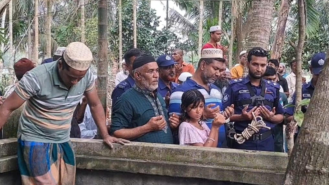 প্যারোলে মুক্তি পেয়ে মায়ের জানাজায় যুবলীগ নেতা
