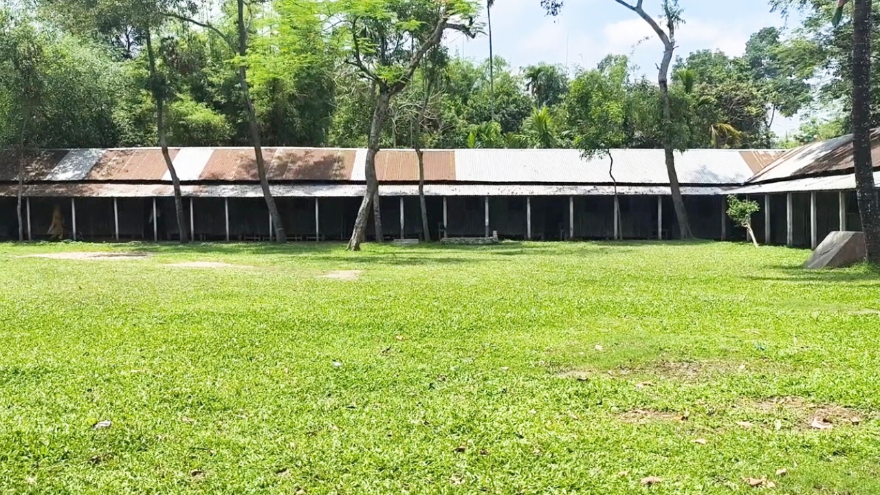 বিশাল মাদ্রাসা থাকলেও শিক্ষার্থী হাতে গোনা কয়েকজন। ছবি: এশিয়া পোস্ট