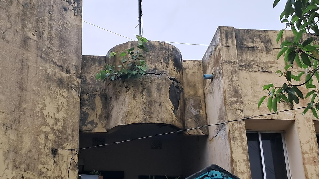 বিসিকের জরাজীর্ণ ও ঝুঁকিপূর্ণ ভবন। ছবি: এশিয়া পোস্ট