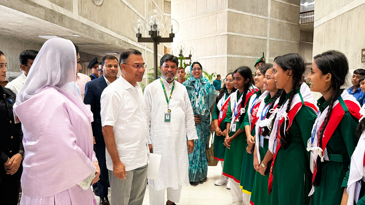 সংসদ অধিবেশন দেখল মাদারীপুরের শিক্ষার্থীরা, সাক্ষাৎ পেল প্রধানমন্ত্রীর