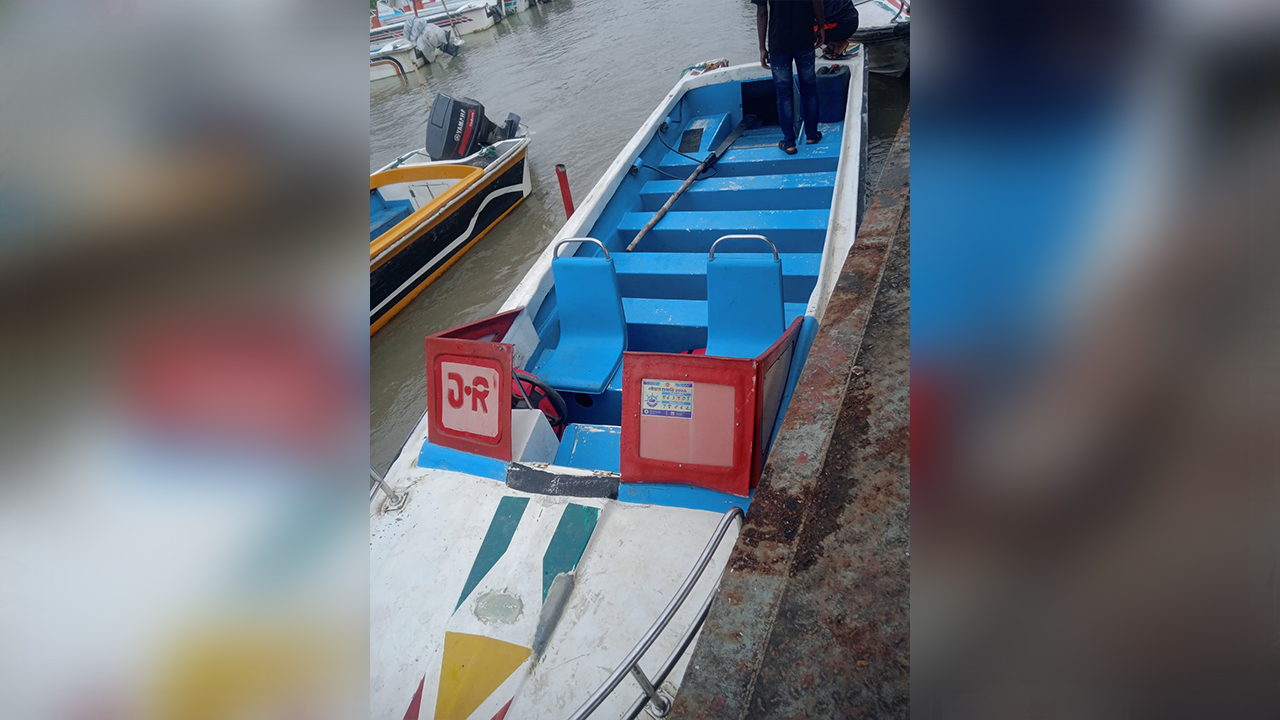 মানিকগঞ্জে গভীর রাতে দুই স্পিডবোটের ইঞ্জিন লুট