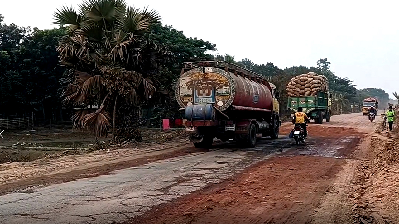 ছয় লেনের অপেক্ষা, কমছে না দুর্ভোগ