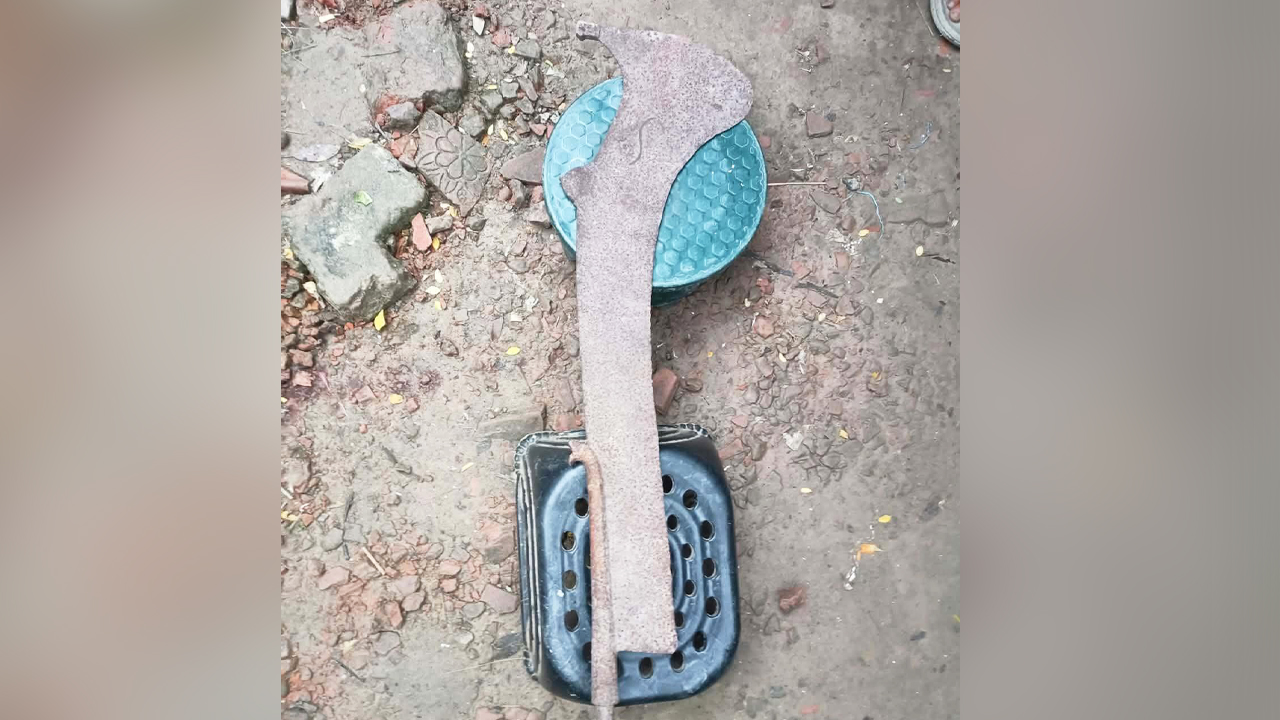 সাগরদাঁড়িতে পাওয়া গেল মাইকেল মধুসূদনের আমলের দা
