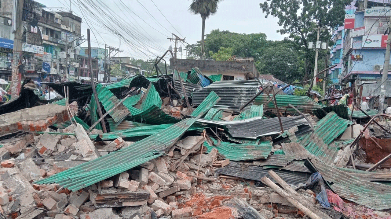 উচ্ছেদ অভিযানে গুঁড়িয়ে দেওয়া হলো আ.লীগ কার্যালয়সহ দুই শতাধিক অবৈধ দোকান