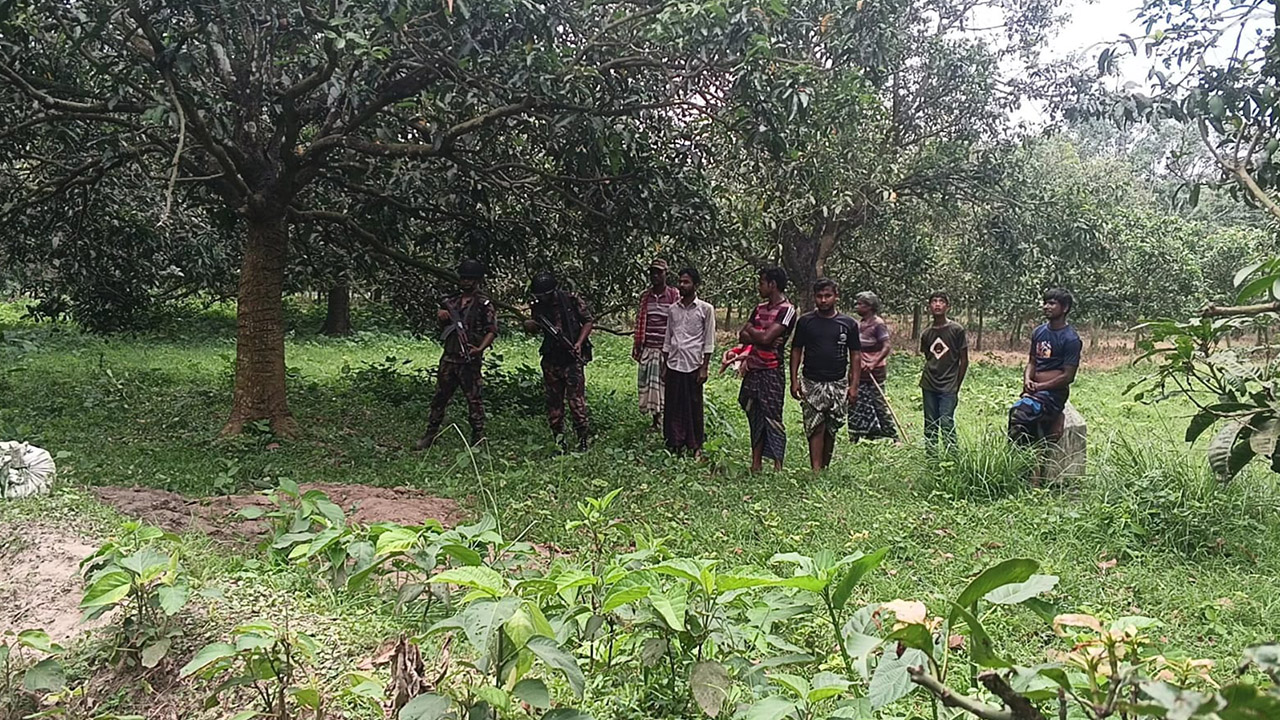 সীমান্তে বিজিবির সঙ্গে স্থানীয়দের অবস্থান। ছবি : এশিয়া পোস্ট