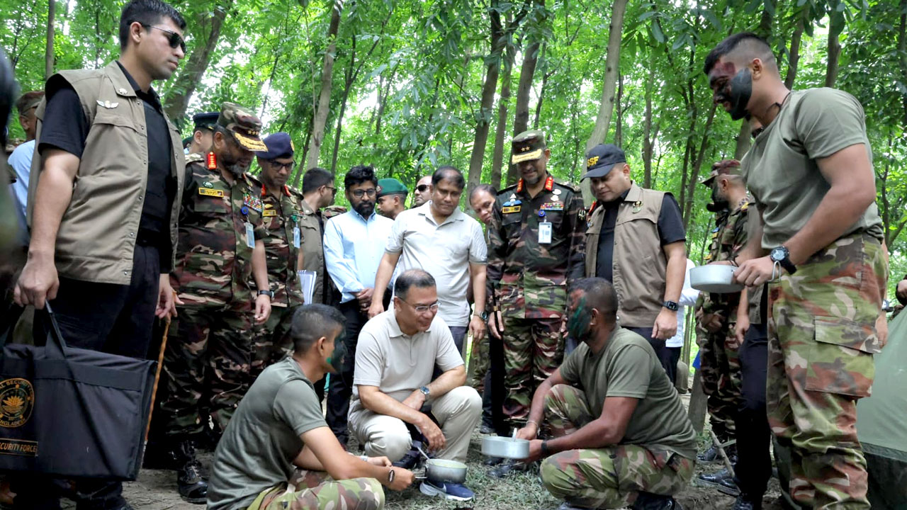 সেনাবাহিনীর মহড়া পরিদর্শন করলেন প্রধানমন্ত্রী