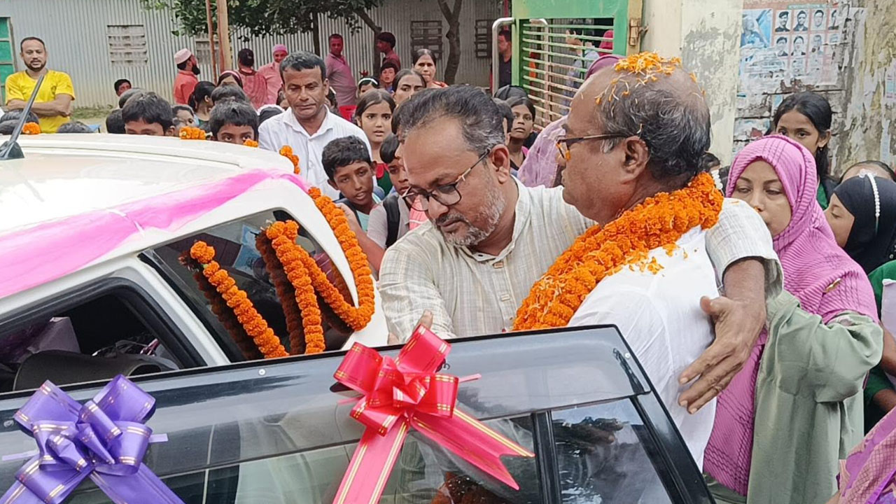 ৩৯ বছরের শিক্ষকতা শেষে রাজকীয় বিদায়