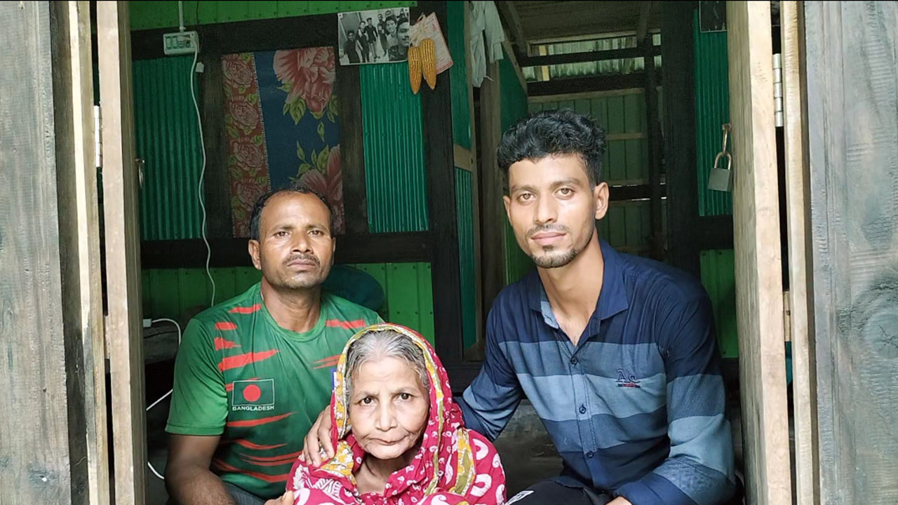 ১০ বছর পর ছেলের সন্ধান, শেষ দেখা পেতে অপেক্ষায় মা