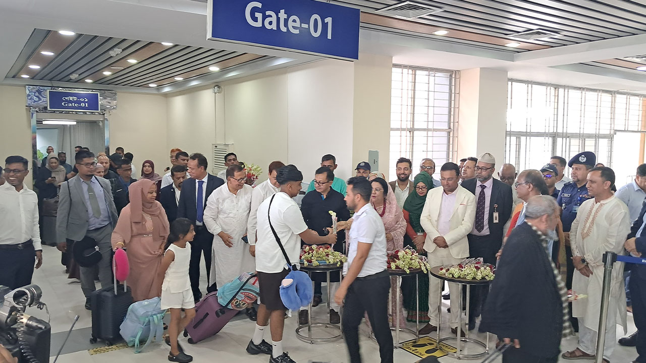 ম্যানচেস্টার থেকে আসা যাত্রীদের ফুল দিয়ে বরণ করছেন বাণিজ্যমন্ত্রী খন্দকার আব্দুল মুক্তাদির, বেসামরিক বিমান পরিবহন ও পর্যটনমন্ত্রী আফরোজা খানম রিতা এবং প্রধানমন্ত্রীর উপদেষ্টা হুমায়ুন কবির। রোববার সিলেট ওসমানী আন্তর্জাতিক বিমানবন্দরে। ছবি: এশিয়া পোস্ট