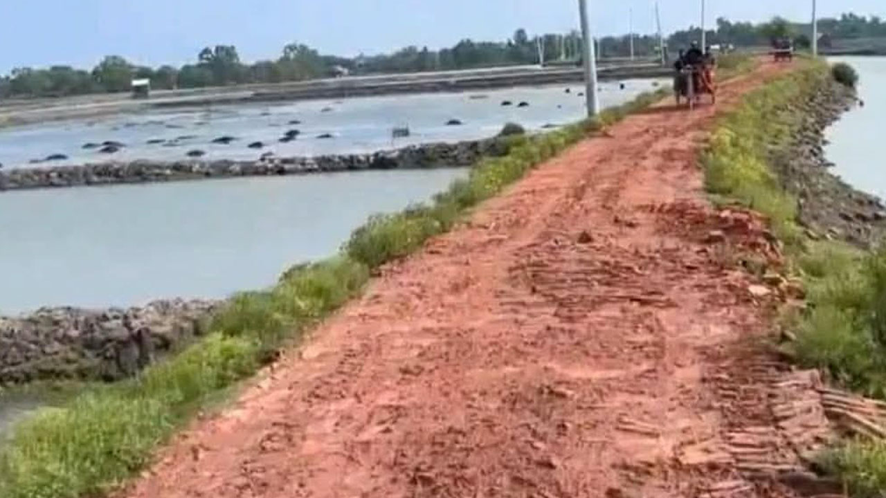 দুই যুগেও মেলেনি সংস্কার, চরম দুর্ভোগে এলাকাবাসী