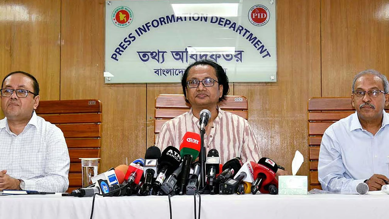 শেখ হাসিনার সাক্ষাৎকার প্রচার করা মিডিয়াকে সতর্ক করা হবে: তথ্য উপদেষ্টা