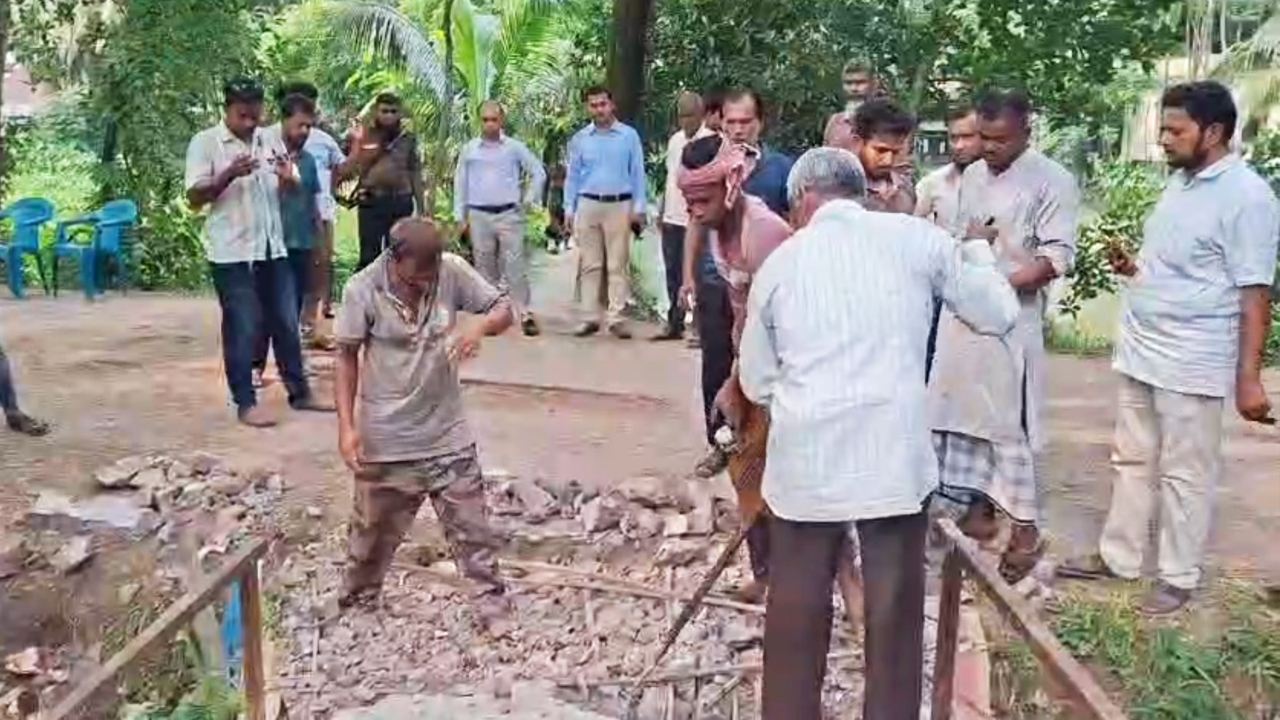 রডের বদলে বাঁশ দেওয়া সেই সেতু ভেঙে দিল প্রশাসন