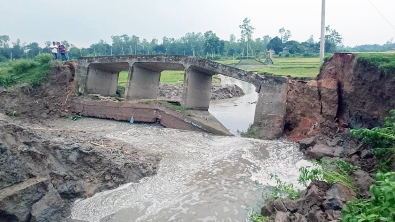 বৃষ্টিতে ধসে পড়ল কালভার্ট, ১৫ গ্রামের যোগাযোগ বিচ্ছিন্ন