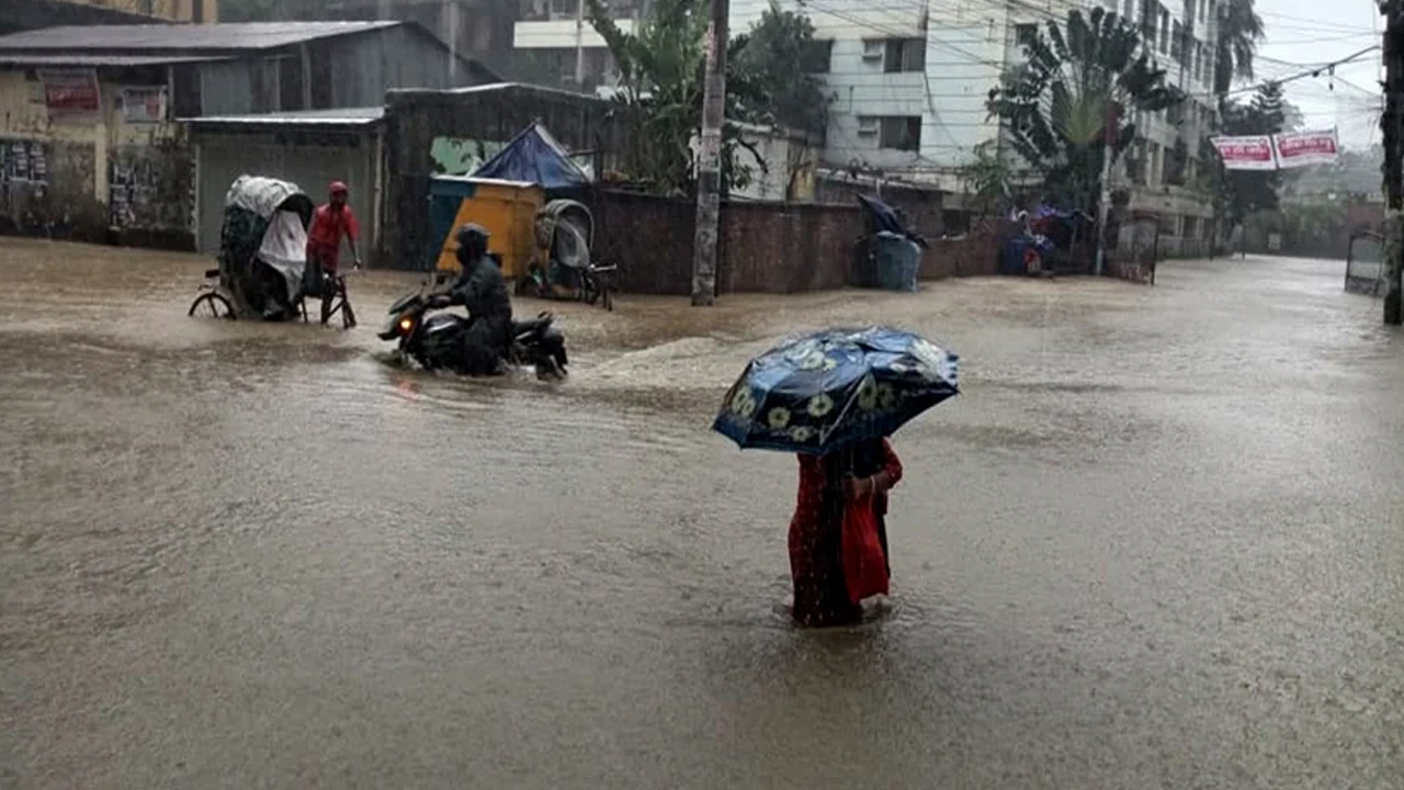 চট্টগ্রামে ৪২ বছরের রেকর্ড বৃষ্টি, পাহাড়ি ঢল ও ধসের চরম ঝুঁকি