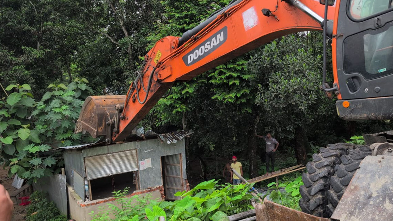 অভিযানের প্রথম দিনেই ৬০টির বেশি অবৈধ স্থাপনা গুঁড়িয়ে দেওয়া হয়েছে। ছবি : এশিয়া পোস্ট