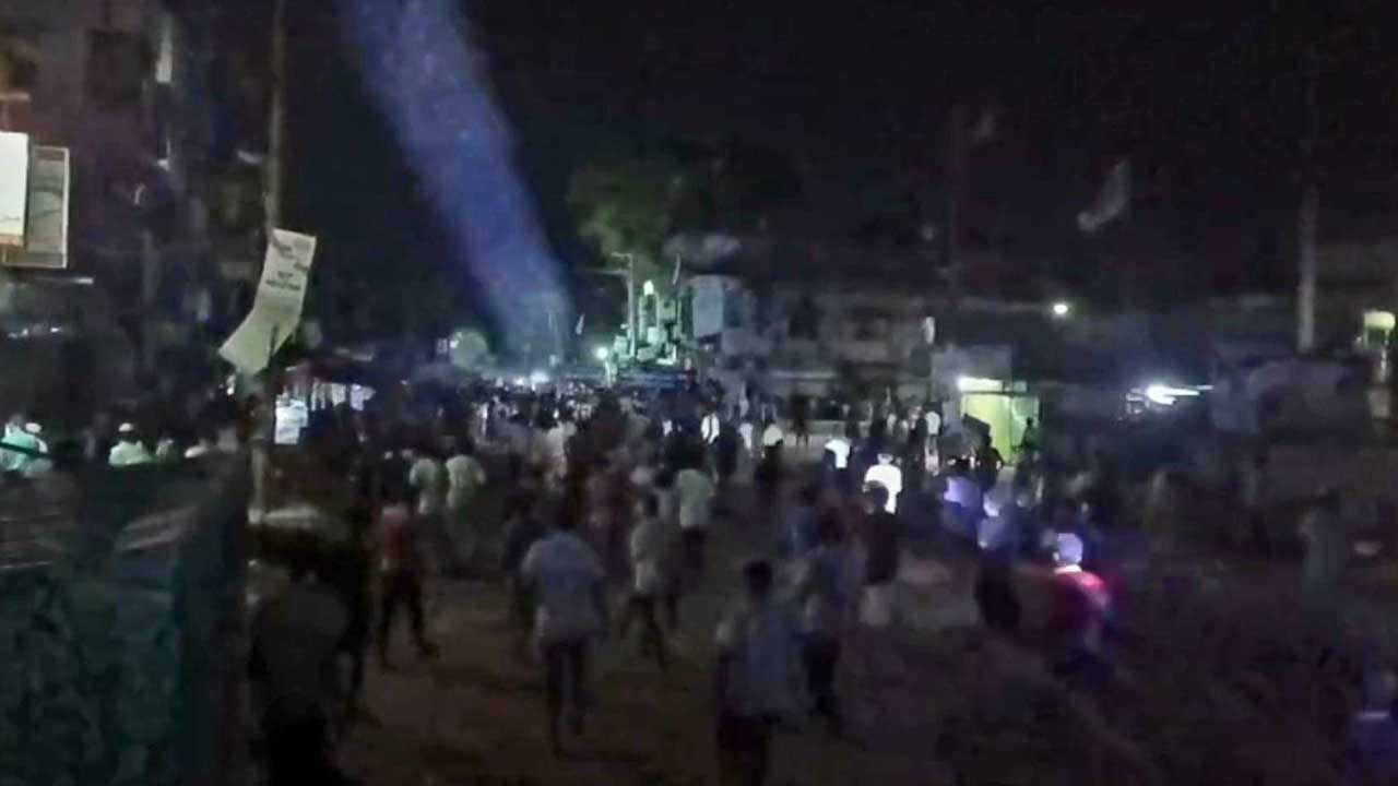 সুদের টাকা নিয়ে টর্চ জ্বালিয়ে দুই গ্রামবাসীর সংঘর্ষ, বহু হতাহত