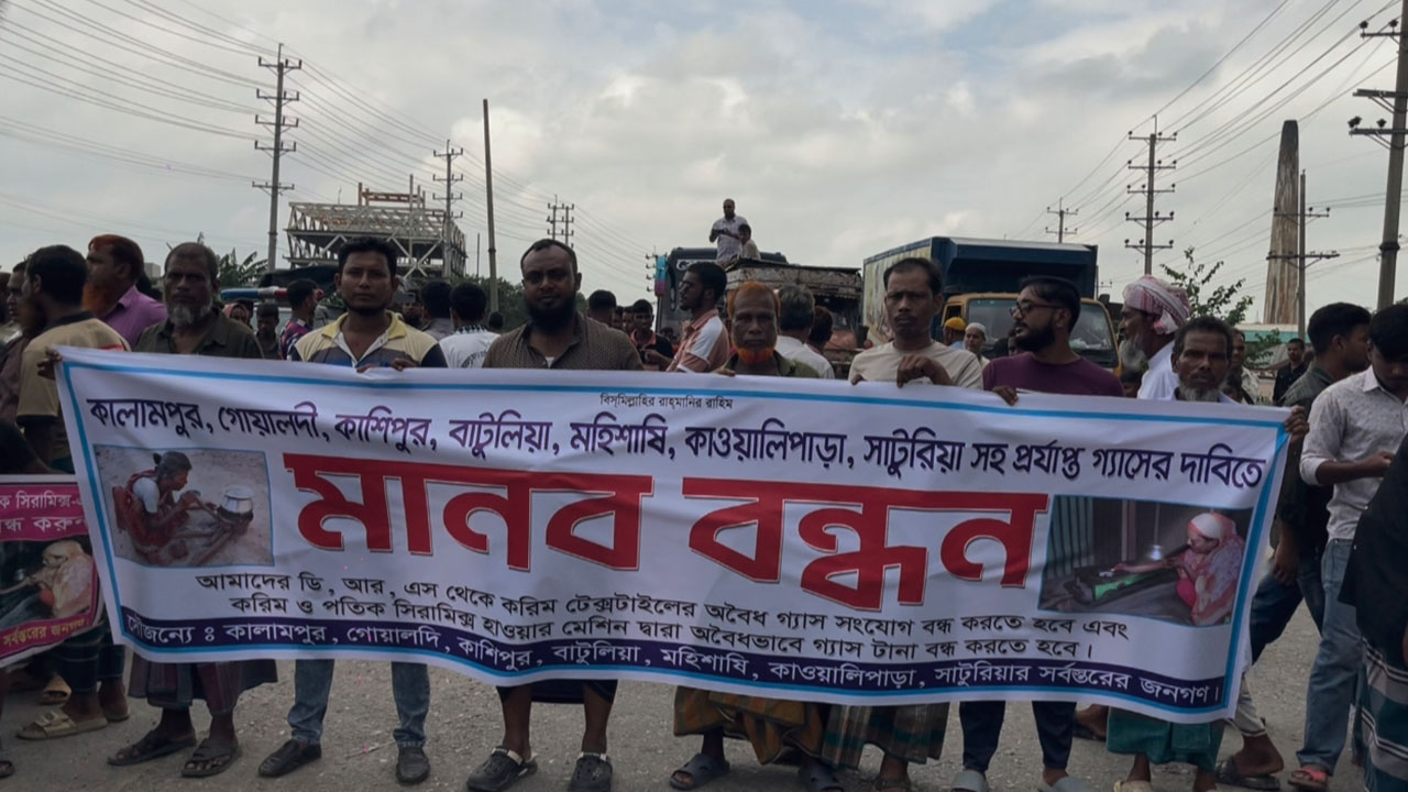 অবরোধের কারণে মহাসড়কের দুই পাশে দীর্ঘ যানজটের সৃষ্টি হয়। ছবি : এশিয়া পোস্ট