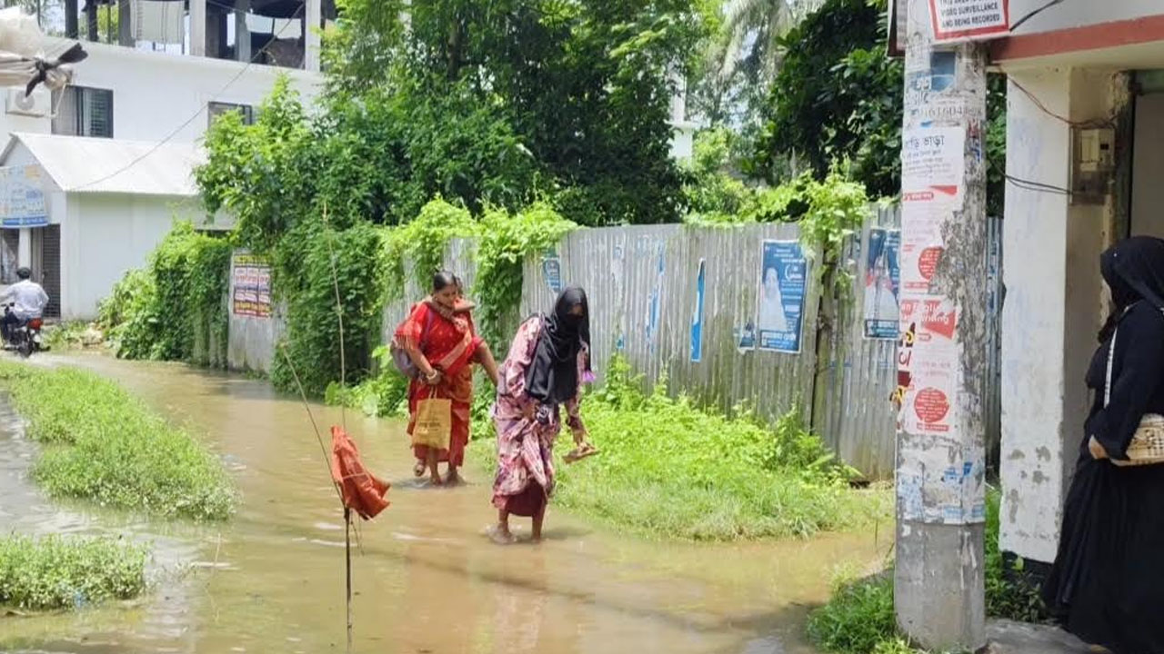 অতিবৃষ্টিতে মাগুরা শহরে জলাবদ্ধতা, তিন দিনেও নামেনি পানি