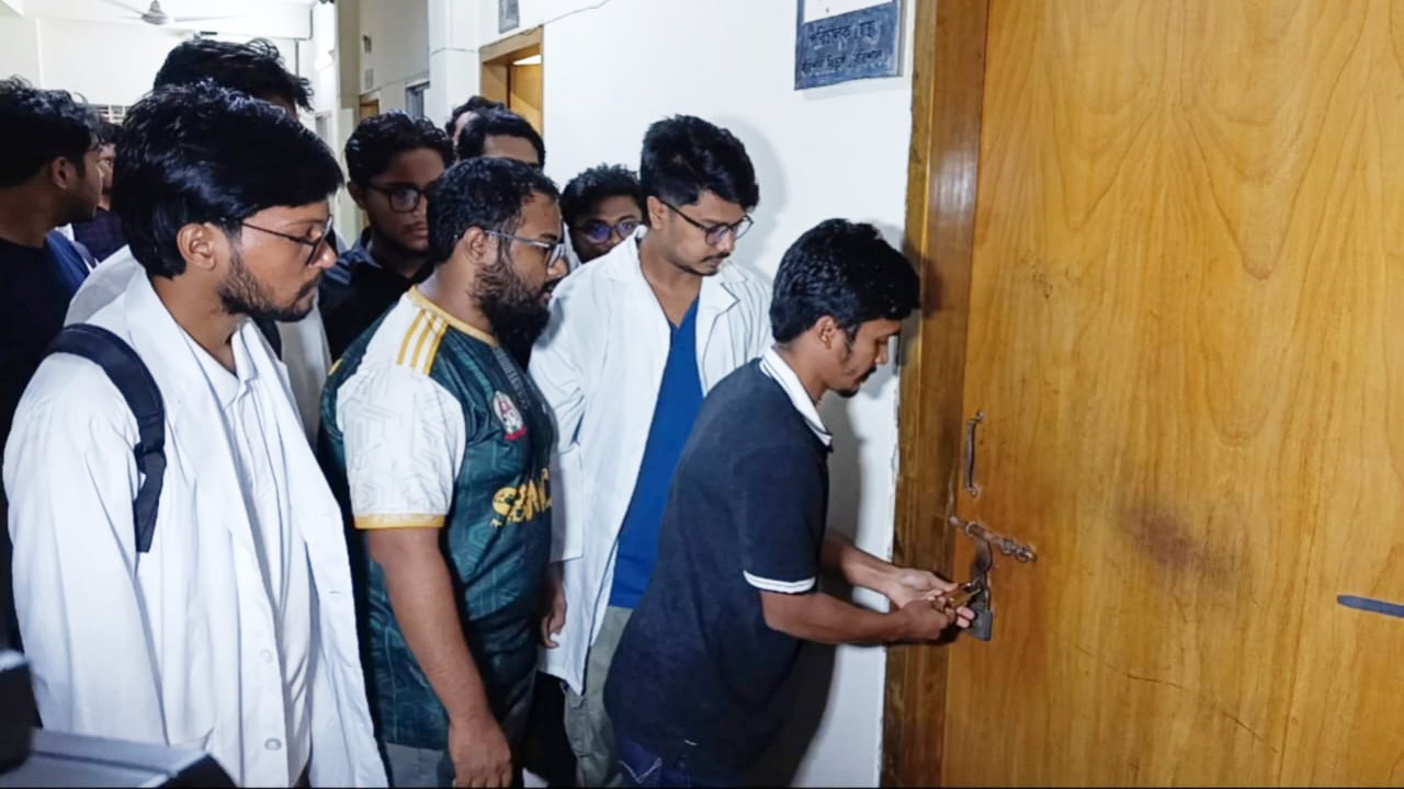 বরিশালে স্বাস্থ্য পরিচালকের কক্ষে তালা দিলেন শিক্ষার্থীরা