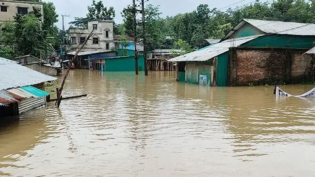 সাত জেলায় বন্যা, ঝুঁকিতে আরও ১০ জেলা